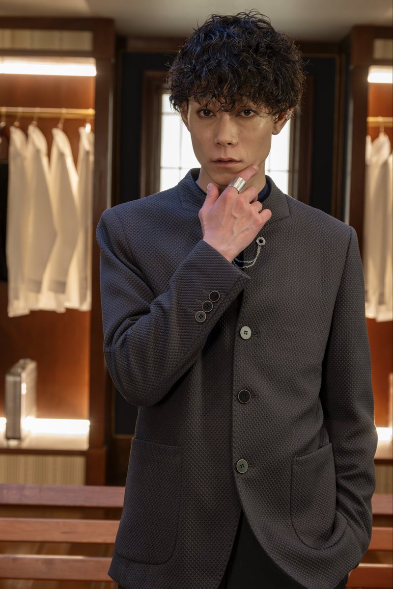 皮になった男 Am I crazy or does he look like Alex Lee