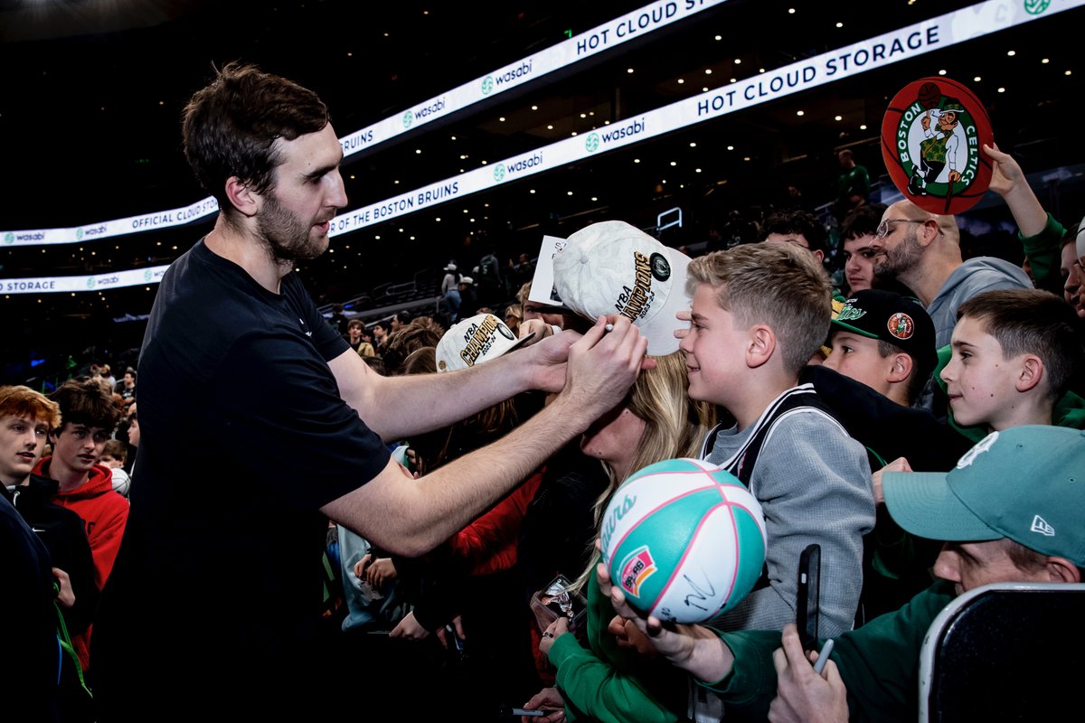 Luke feeling the love back in Boston ❤️