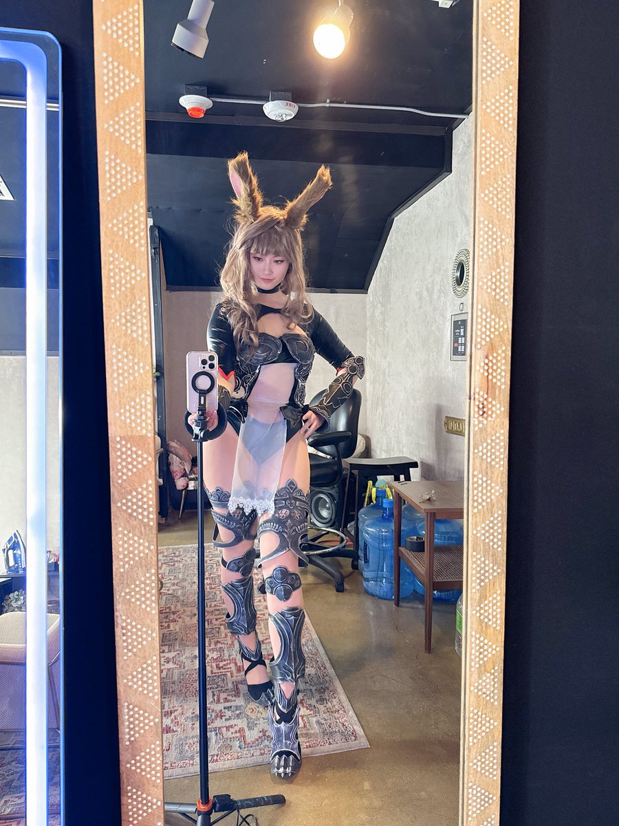 nallusions's tweet image. Behold the 5’7 (172cm) Viera in 3in (8cm) heels 😌 

#FFXIV #FF14cosplay