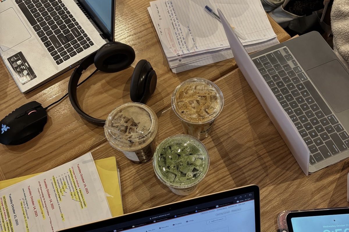 speakjennie's tweet image. ꒰ Hawkins High '26 — AU #BYLER !! ꒱

Donde Hawkins es solo un pueblo tranquilo en 2026 y el grupo vive su día a día sin más complicaciones.
O donde el amor entre Mike y Will crece entre clases, risas y atardeceres.