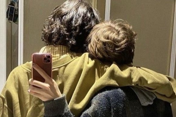 speakjennie's tweet image. ꒰ Hawkins High '26 — AU #BYLER !! ꒱

Donde Hawkins es solo un pueblo tranquilo en 2026 y el grupo vive su día a día sin más complicaciones.
O donde el amor entre Mike y Will crece entre clases, risas y atardeceres.