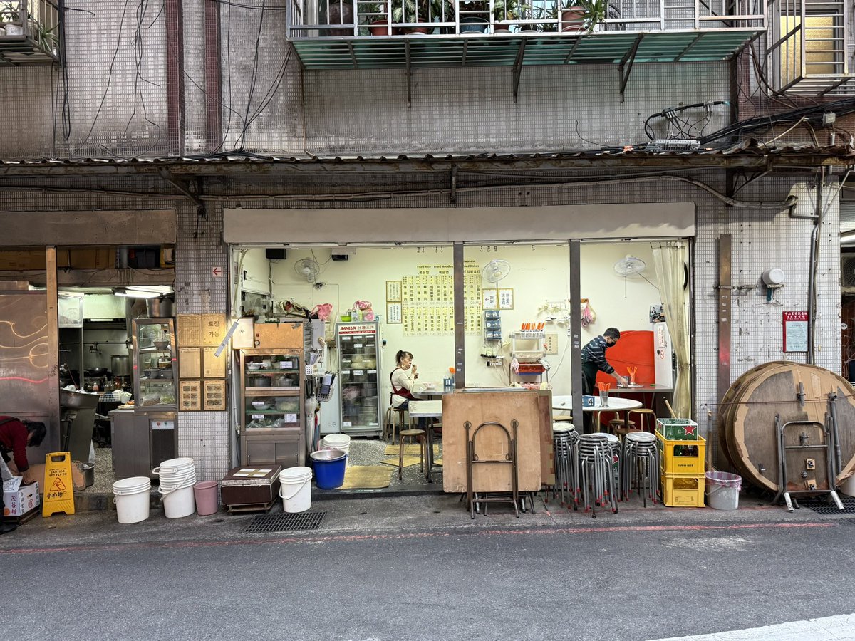 100%日本語が通じるボクの行きつけの台湾ローカル食堂。バイトさん達も