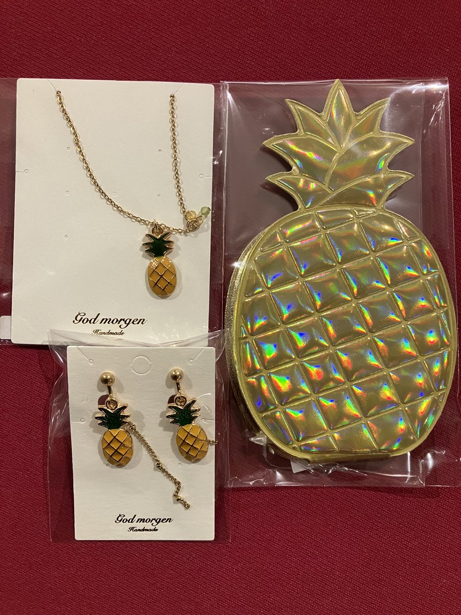 kajitsu_ya's tweet photo. 販売会の空間を彩るアクセサリーやアイテムを仕入れ。
店内はまるで果実屋のロゴだらけ！果実屋の店に来たような不思議な親近感🍍

果物の魅力を、味だけでなく「体験」として届ける。
果実屋の原点を、あらためて思い出した一日でした✨ https://t.co/pqrPLTG9Xl