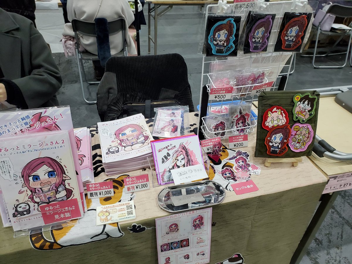 naoruna01's tweet image. 設営完了！
苦労して引っ付けたポスターにしみじみ…(ヽ´ω`)

お品に色紙も急遽仲間入り！✨