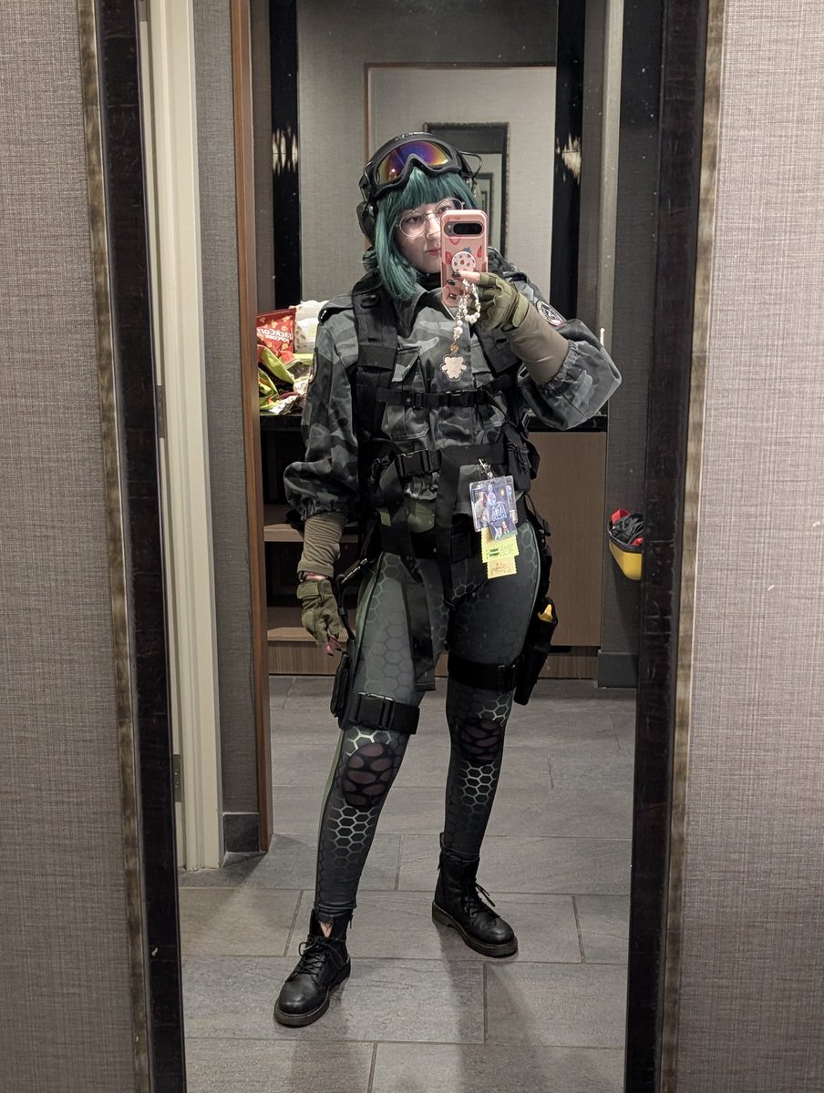 MischievousBee_'s tweet image. Character                    Cosplay