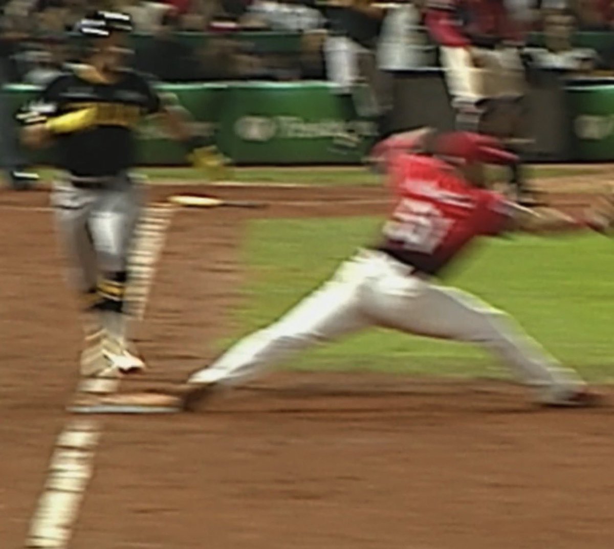 BandaAzulTL's tweet image. Ya la bola está en el guante…. Es out.