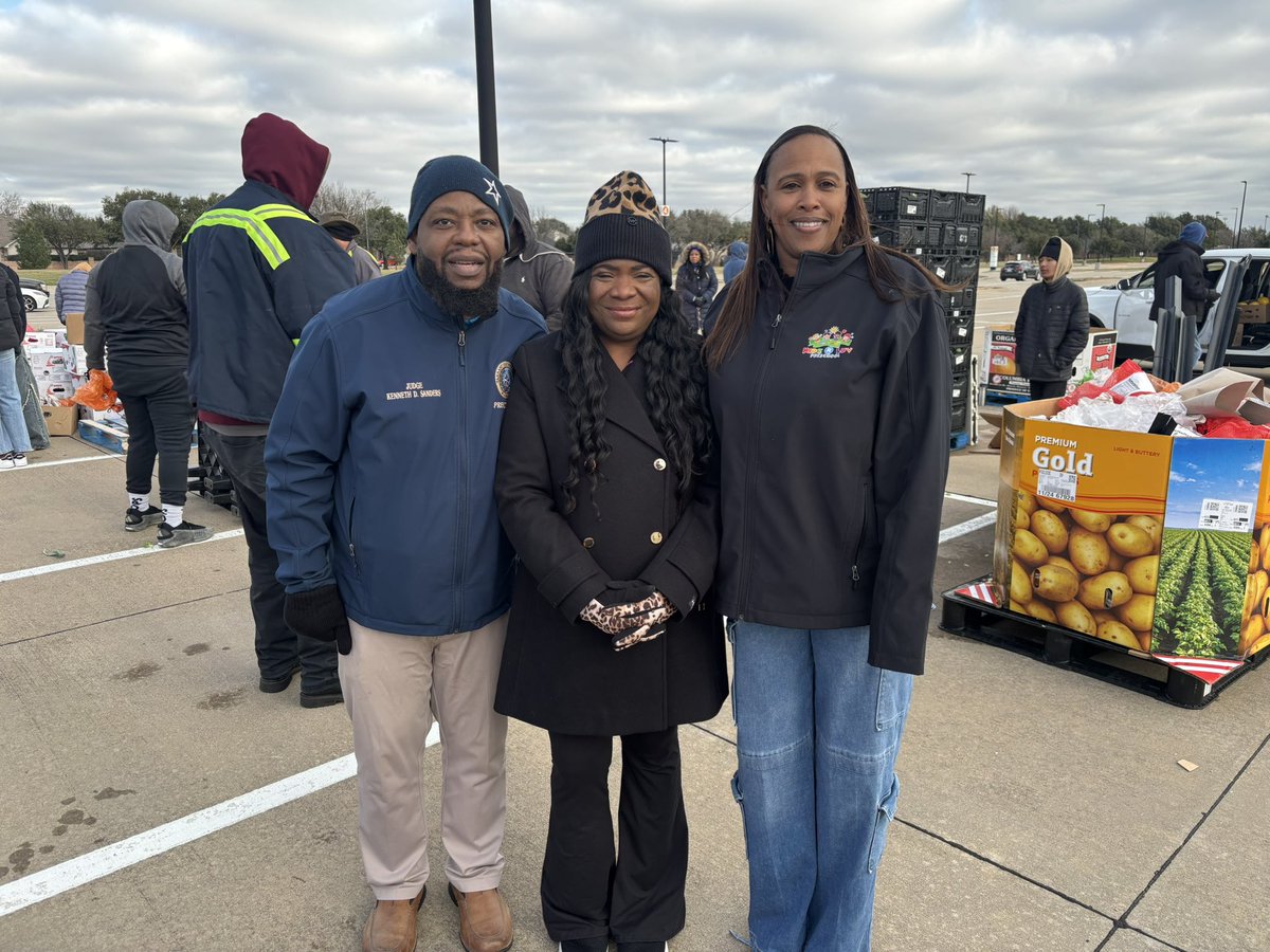 NikkieFor's tweet photo. An amazing event where leaders came together for a great cause—serving our community through a much-needed Community Food Market. https://t.co/6fM2Aw0oIl
