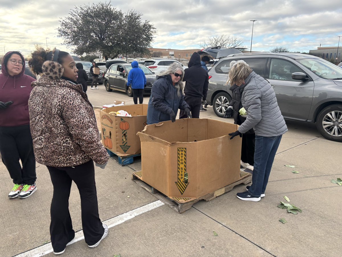 NikkieFor's tweet photo. An amazing event where leaders came together for a great cause—serving our community through a much-needed Community Food Market. https://t.co/6fM2Aw0oIl