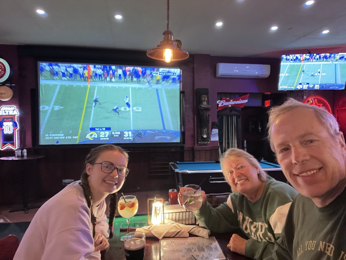 OdiumOdi's tweet photo. Watching from a Miami Beach bar. Bear fans next to us 😡 GPG! #CHTV #CarrytheG https://t.co/eB4udc8egw