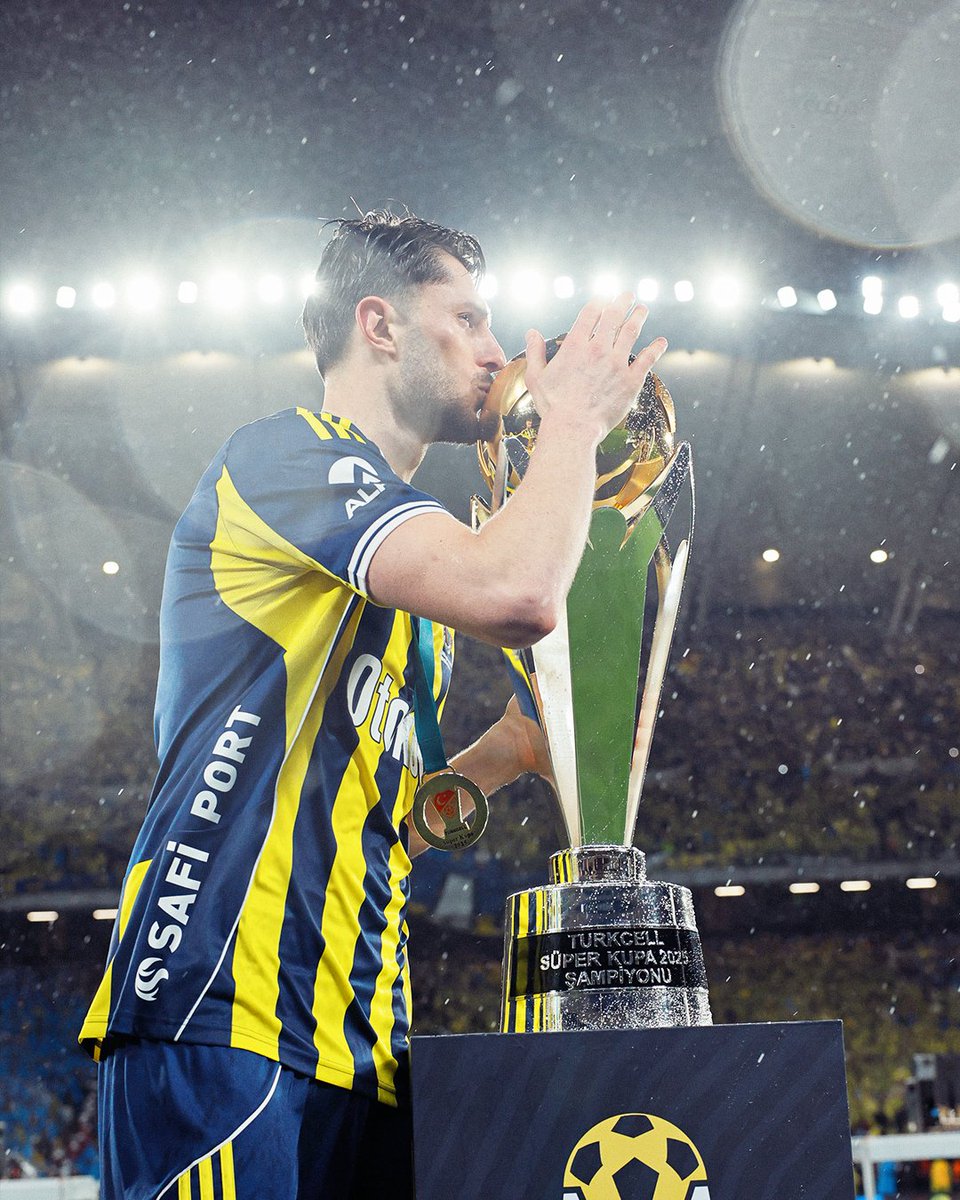 Çok acı çektik, kötü günler yaşadık, yaşattık taraftarımıza. Bugün mutlu günlerimizin başlangıcı olsun. Çocukken Fenerbahçe kaybettiği günlerde de okula formayla giderdik. En kötü günde bile üstümüzde Çubuklu olsun isterdik. Bugün bu kupa tüm o çocuklara armağan olsun. İyi ki