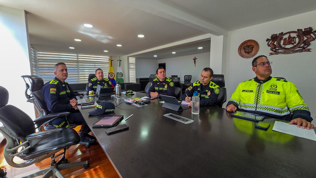 EducacionPonal's tweet image. Hoy, el señor coronel Mauricio Andrés Carrillo Álvarez, Director de Educación (E), lideró de forma virtual una relación general nacional con sedes Multicampus, con la participación de 3.482 profesionales y estudiantes. #diepo #FormaciónPolicial #Dignidad