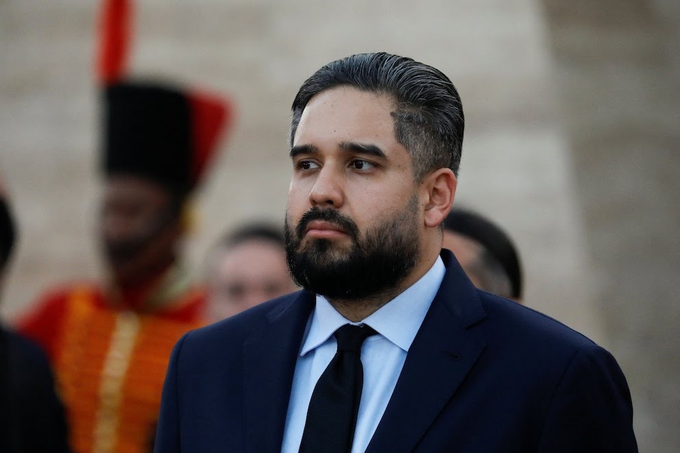 nomixcol's tweet photo. FBI buscan mansión en Medellín que fue centro de para el hijo de Nicolás Maduro

La inquietud de las autoridades estadounidenses gira en torno a la función de la Oficina de Envigado como plataforma para la operación y resguardo de criminales provenientes de distintas nacionalidades

Nicolás Maduro Guerra, hijo del derrocado presidente Nicolás Maduro, asiste a la ceremonia "Ascensos y Condecoraciones a Héroes y Mártires", en honor a militares y personal de seguridad venezolanos y cubanos que murieron durante una operación estadounidense para capturar a Maduro y su esposa Cilia Flores, en Caracas, Venezuela, el 8 de enero de 2026 - crédito Leonardo Fernández Viloria/Reuters

El Buró Federal de Investigaciones (FBI) se encuentra tras la pista de una mansión ubicada en un exclusivo sector de Medellín, Colombia. Este inmueble fue escenario de una reunión entre Nicolás Maduro Guerra, hijo del presidente de Venezuela, y representantes de las disidencias de las Farc.

Las autoridades estadounidenses buscan determinar si la propiedad está vinculada a una facción de la llamada Oficina de Envigado, organización señalada por brindar protección a narcotraficantes extranjeros.

#Venezuela #Maduro #justicia