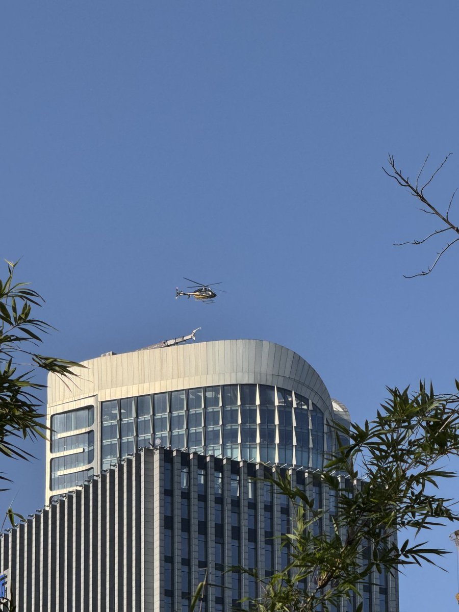 beckandreckdeck's tweet image. The weather is so beautiful, and the winter sun feels amazing ☀️. I even saw a helicopter land on top of a building 🚁🏙️