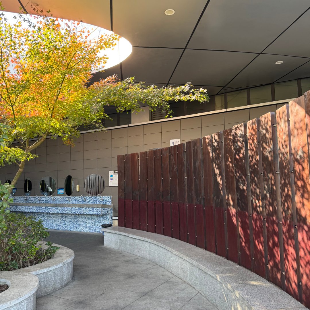 beckandreckdeck's tweet image. The weather is so beautiful, and the winter sun feels amazing ☀️. I even saw a helicopter land on top of a building 🚁🏙️