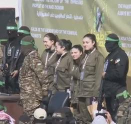 SecondPoste's tweet image. Comparez les deux images :
à gauche, une civile après quelques jours d’enlèvement ; à droite, des militaires après des mois de captivité.
Puis on demande : qui est civilisé et qui est criminel ?