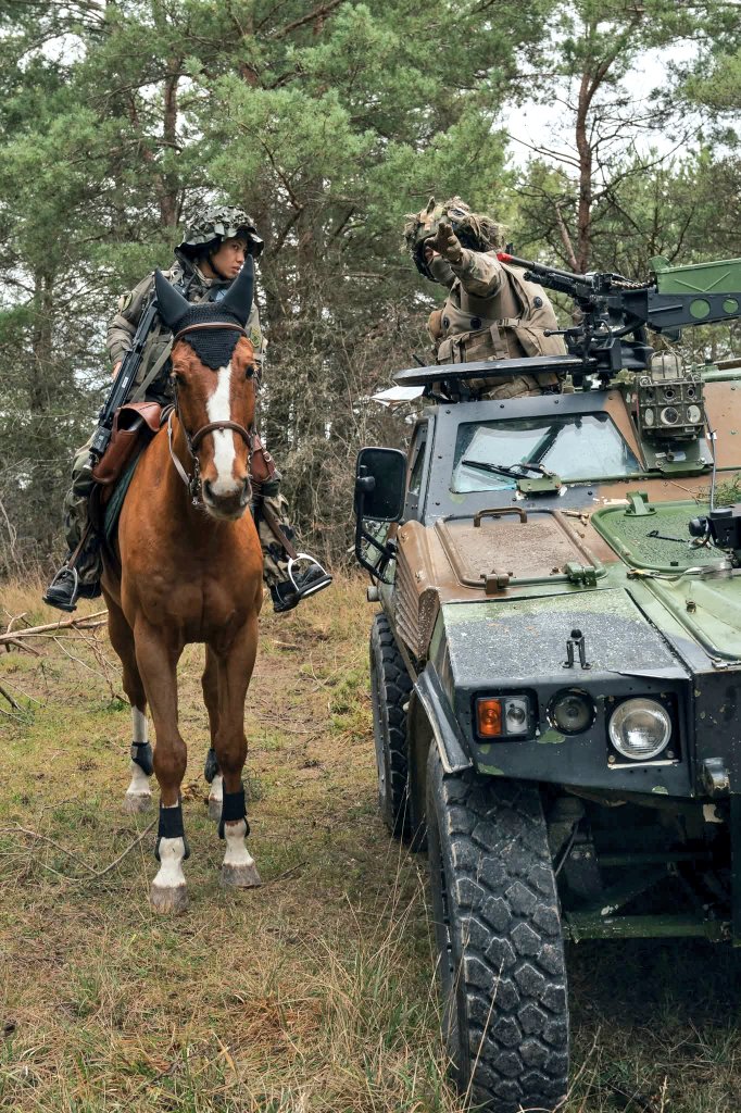 Tom_Antonov's tweet image. Joint exercice between a mounted unit of the Garde Républicaine and the French Army. via @armeedeTerre