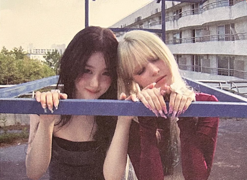 nmixxhours's tweet image. HAEWON AND LILY