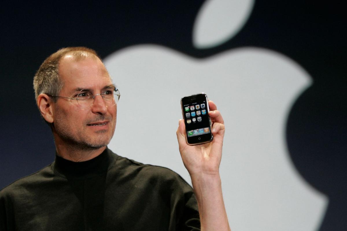 Hoy se cumplen 19 años del lanzamiento del iPhone.
No fue el primer smartphone… pero sí el que cambió el juego.
De ahí al internet en nuestros bolsillos: todo es distinto desde 2007.