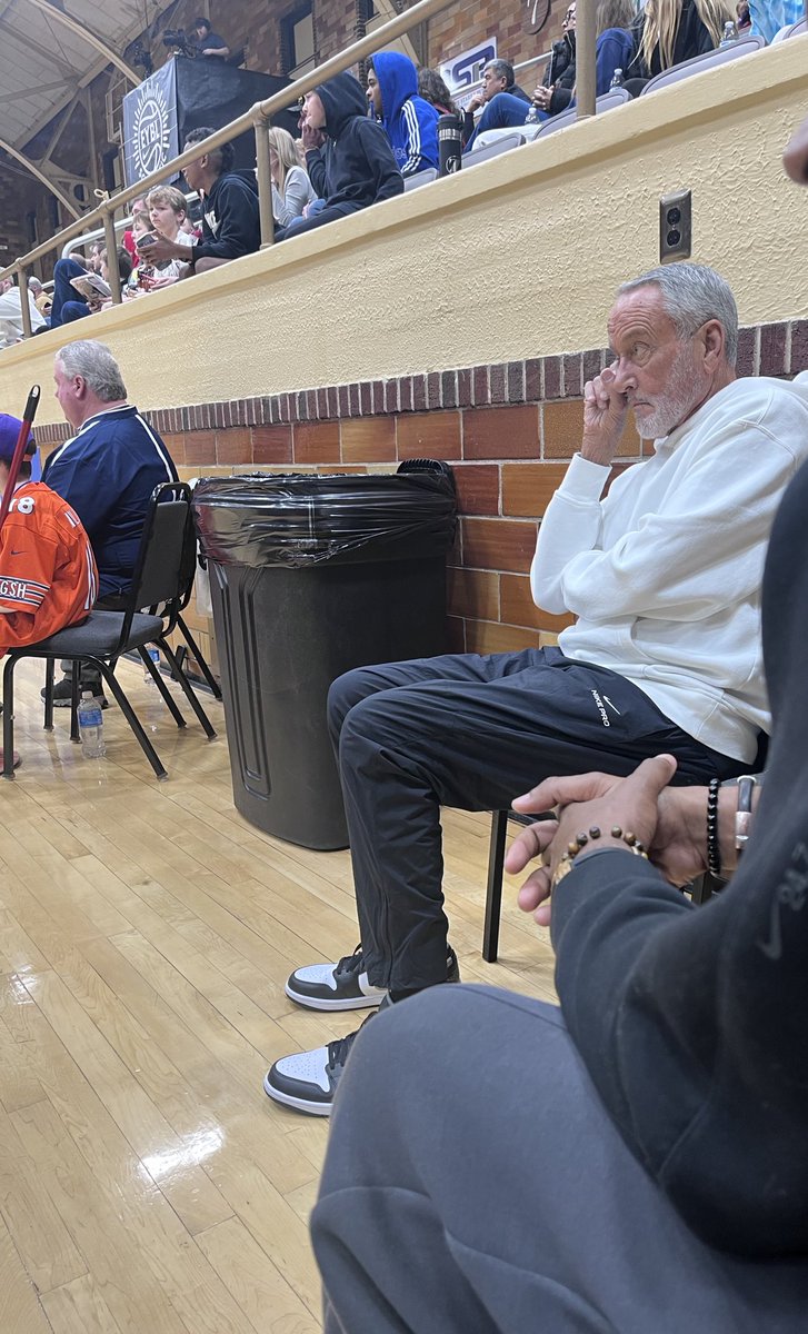 DC_InAGymNearU's tweet image. Man , words can’t describe how appreciative I am of Coach Smith taking time to chop it up with me man great dude ! @NikeEYB  @OHACoachSmith