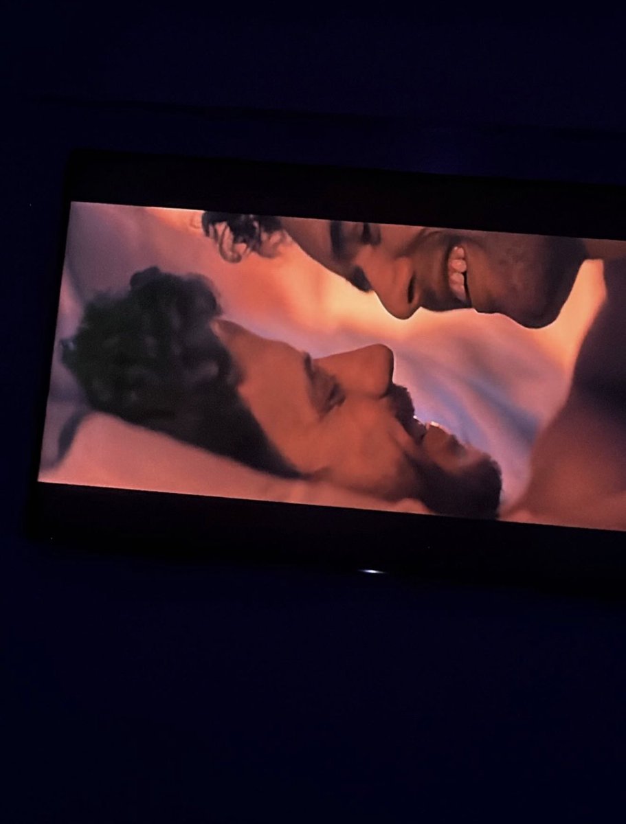 Demi Lovato a través de una historia de Instagram viendo Heated Rivalry.