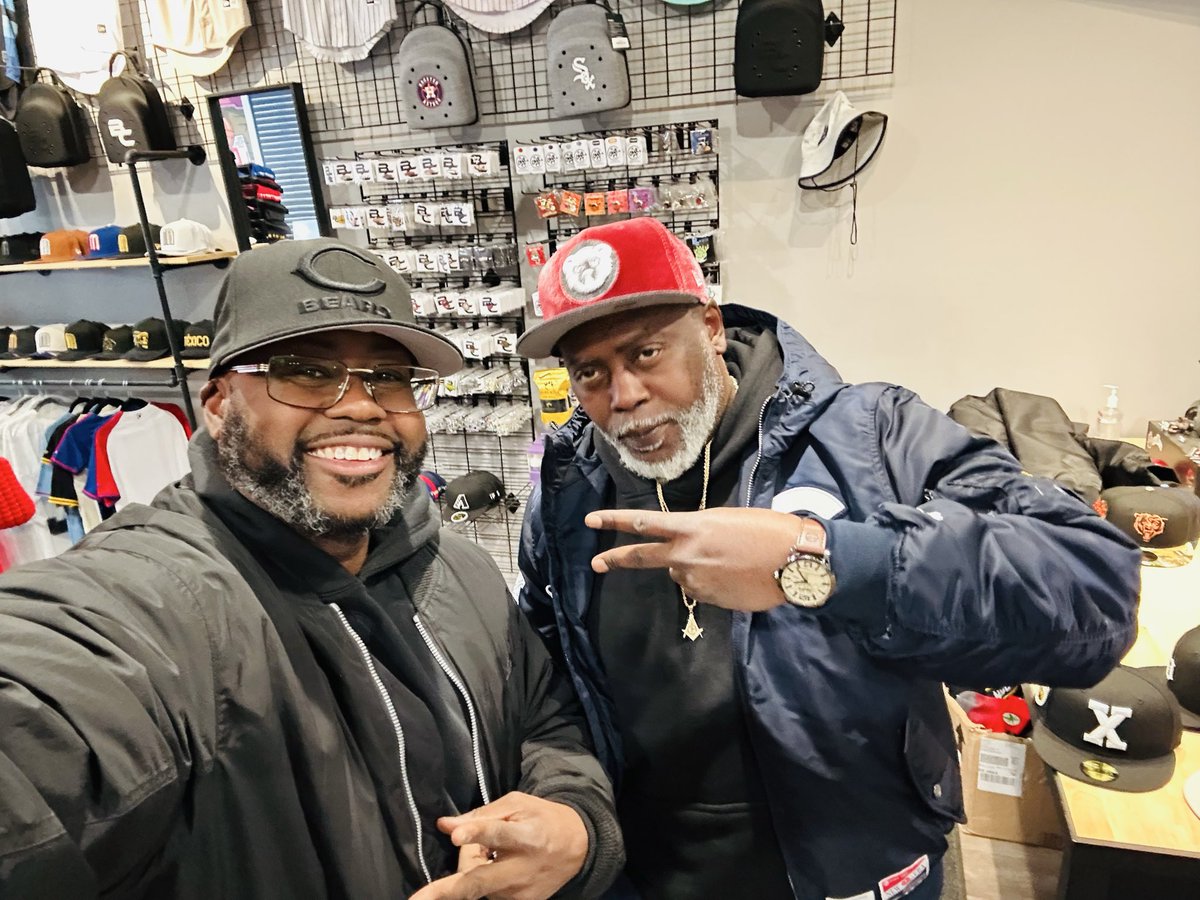 KeithNotKeef1's tweet photo. Ran into the OG @deezle148 at @burdeenschicago coppin some Bears merch. Pleasure to meet you Bro 🐻⬇️ https://t.co/zANxmTNph2