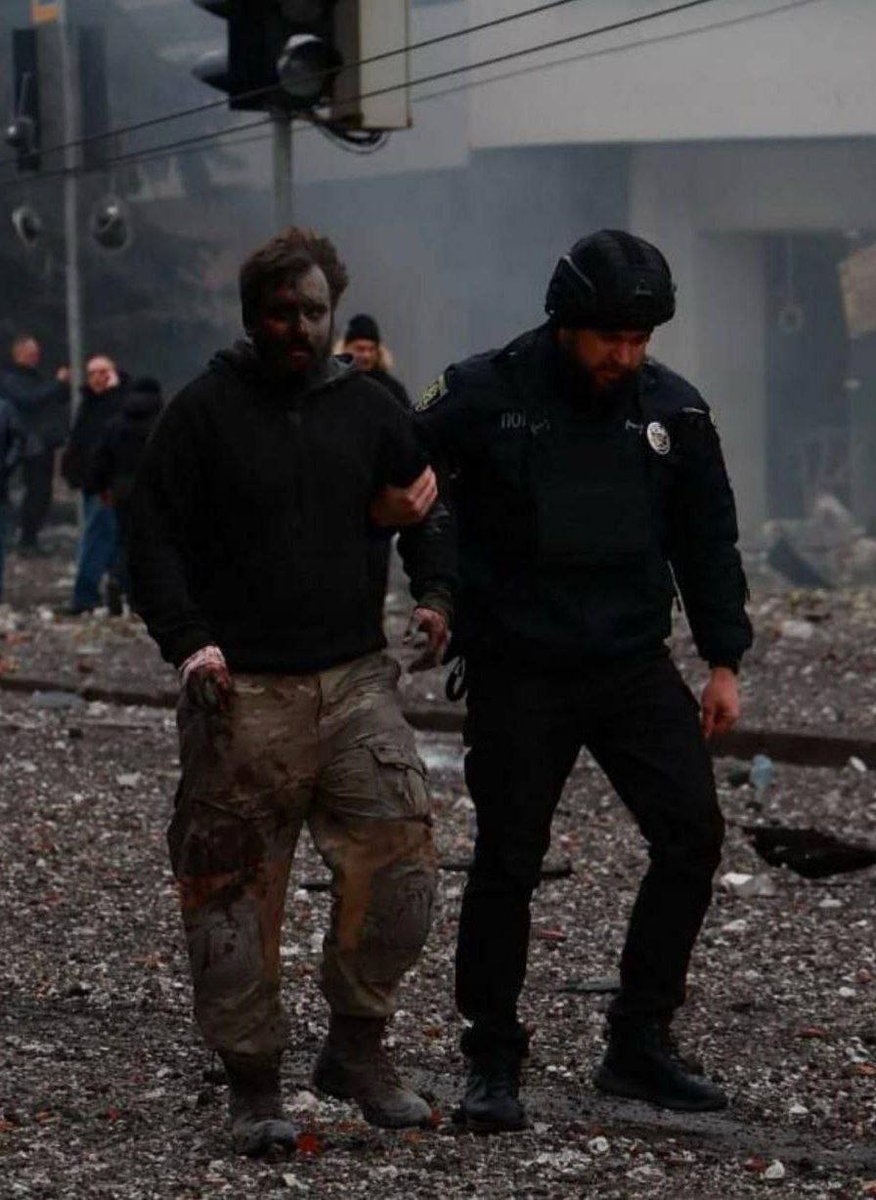 Где планирующие бомбы , курва лживая?
Просто сидевший в том здании, со складом  боеприпасов бандеровец соединил не те провода, устроив  сначала пожар, а затем детонацию.
Но, удивительным образом остался жив.