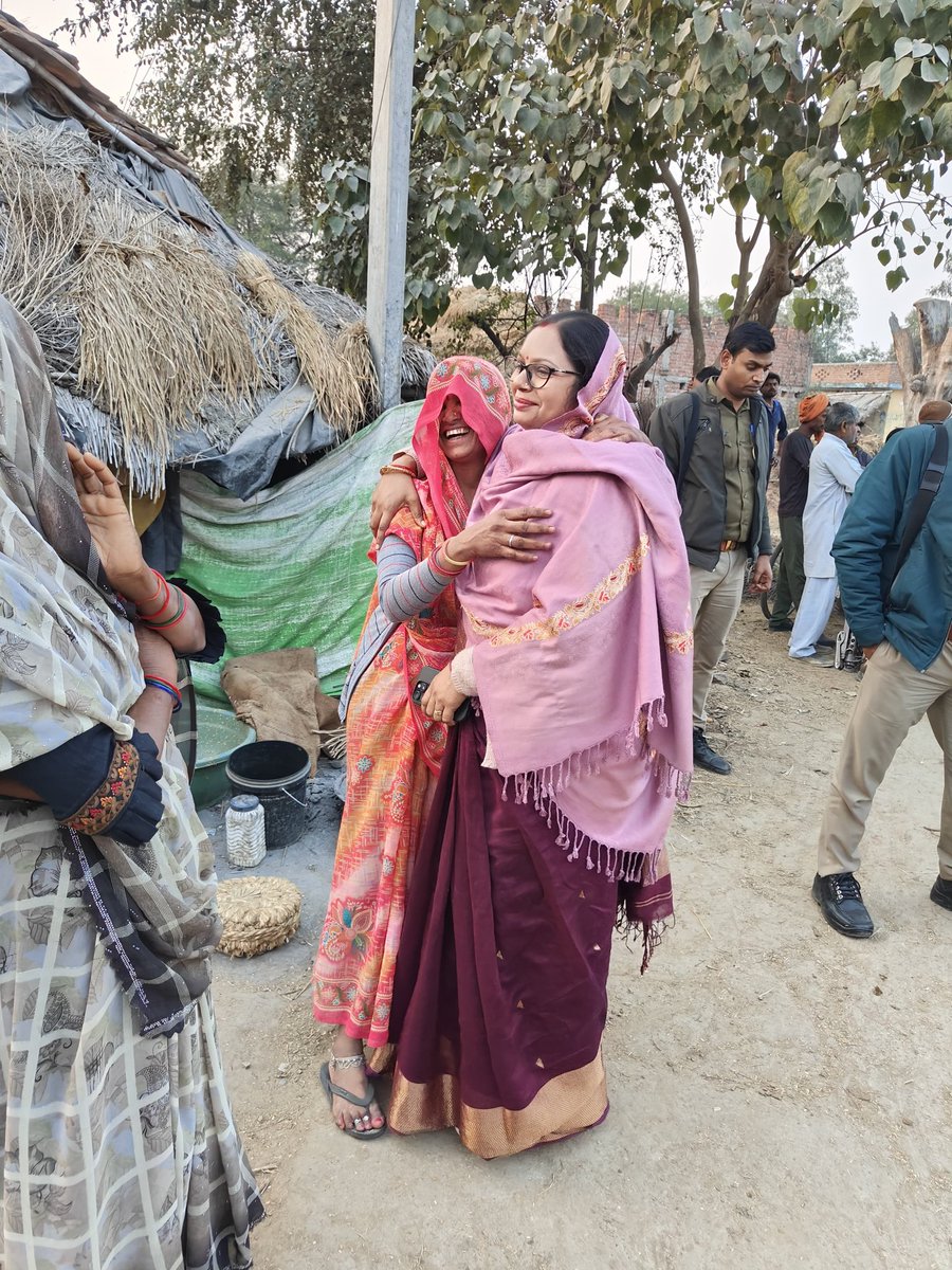 ommani_verma's tweet photo. आज अपनी विधानसभा क्षेत्र नरैनी अंतर्गत ग्राम पंचायत हुसैनपुर के छितारी पुरवा में बूथ संख्या 1,2,3,4,5,6 में  मतदाता गहन पुनरीक्षण SIR के अंतर्गत ड्राफ्ट मतदाता सूची की गहन समीक्षा की..!!

मतदाता सूची में ��ाम जोड़ने, संशोधन एवं विलोपन से संबंधित बिंदुओं पर विस्तार से चर्चा की। https://t.co/aKWgizYJFB