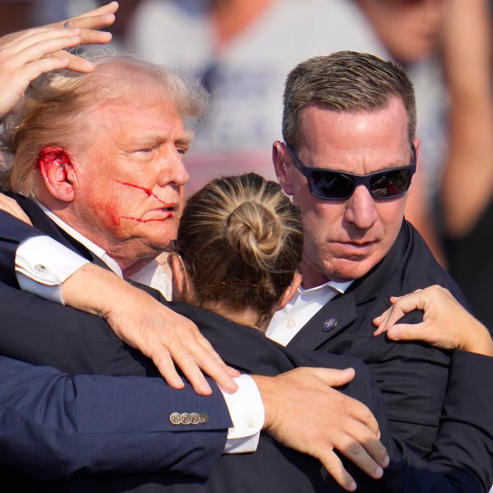 El agente @SecretService de la derecha era el jefe de cápsula del candidato  y ex Presidente 45 Trump Ahora es el Director del Servicio Secreto y  nominado directamente por Trump al ganar, image size:980x980