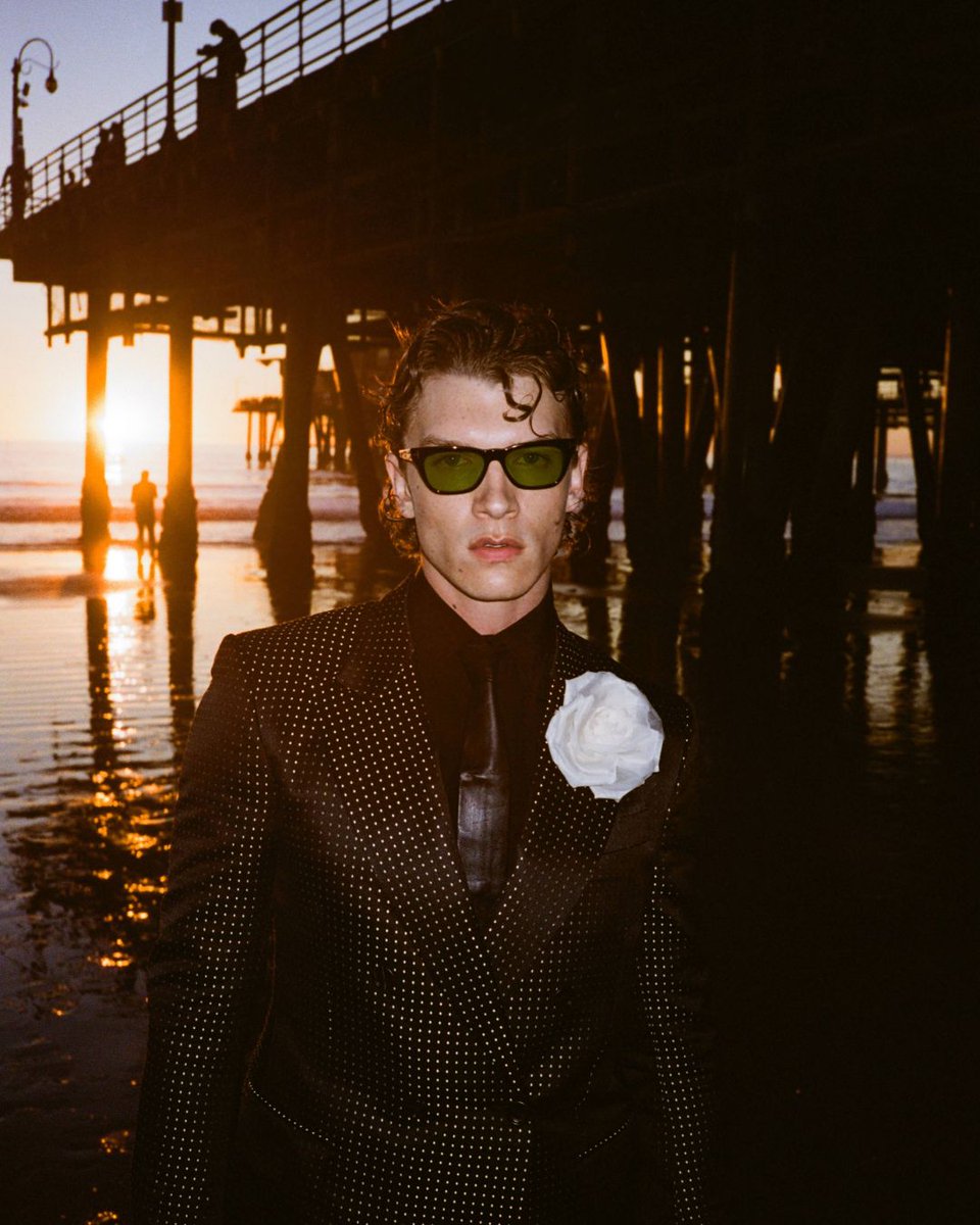 Actor, director and producer Elizabeth Banks (Charlie’s Angels, Pitch Perfect) tried to cast Connor Storie in her next movie at the NBCUniversal pre-Globes party. The journalist Anne Thompson, editor at Large at IndieWire and founder of Thompson on Hollywood, also reports that