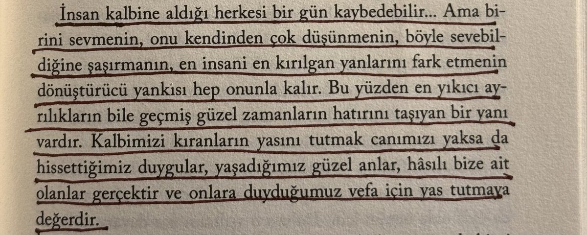 kişiler, kalp muhitinden göç edebilir ama sana kattıkları, seni biçimlendirmeleri, bir zamanlar kalbinde çiçek açtırmış olmaları hep seninle kalır. insan kişiyi kaybetse bile hisler, onunla mütemadi kalır. ılık bir meltem gibi arada bir eser durur.
