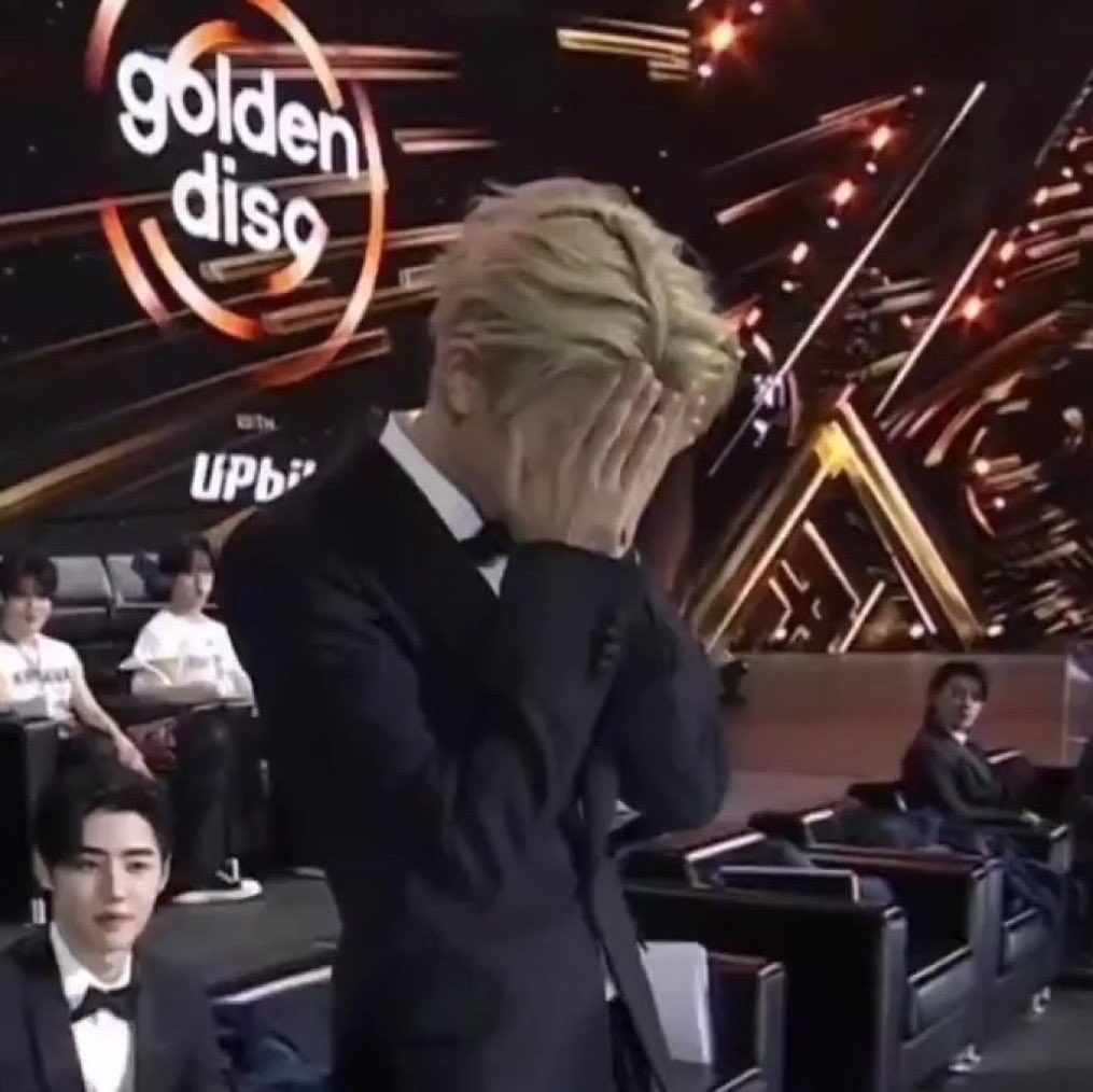 simikeus's tweet image. THIS IS KILLINGGMEMEEE