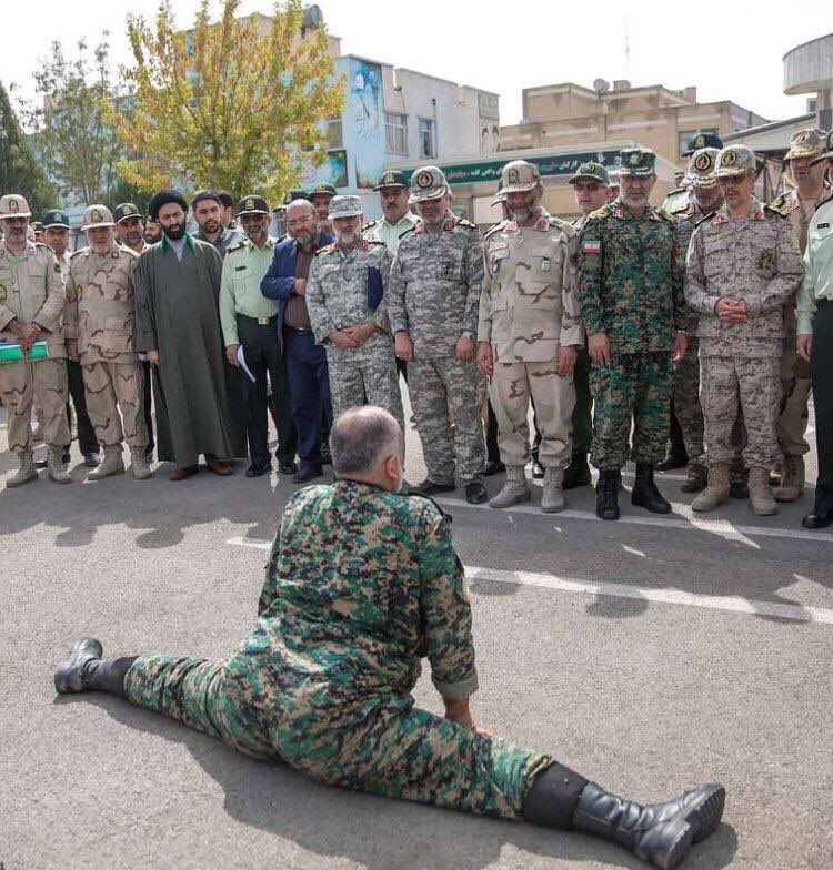 NikaBakuAz's tweet image. 😁 iran ordusunun başında soytarı zabitlər duranda o orduya nə deyilir? Hələ yerdə paçasını aralayanı demirəm, ayaqda duran at hırsızı kılıklı yetim yüsür tiplərə bax. 😂 Azərbaycanı işqal edəcəklərmiş