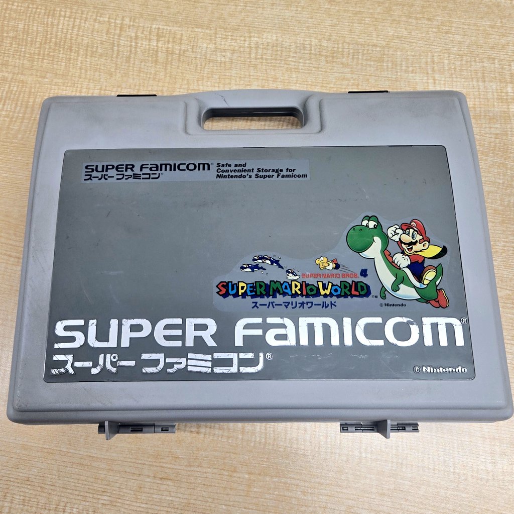m3iuNdSs9MT22cC's tweet photo. 最近の購入品紹介
SFC1CHIP本体セットをYahoo!フリマに9500円で購入。
キャリングケースとMOTHER2付きでお安く購入できました😁
SFC本体は2台持ってますが、1CHIPは前から探していたのでようやく手に入れることが出来て嬉しいです❗
#レトロゲーム
#スーパーファミコン
#1CHIP https://t.co/nS1EAYYfri