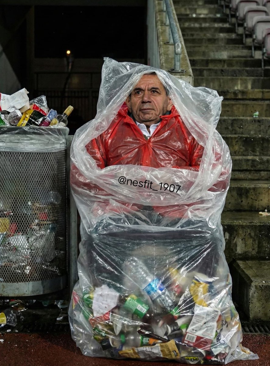 Maç bittikten sonra olimpiyat stadındaki çöpler toplandı.