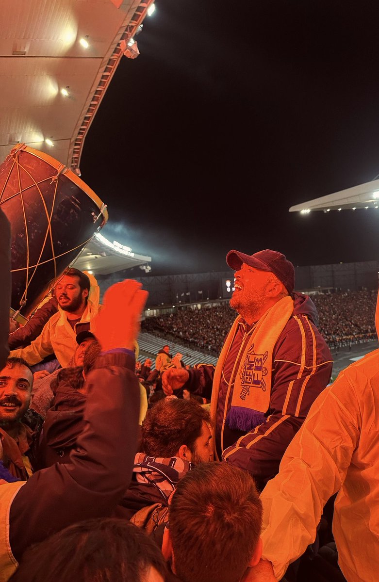 mehmetdmirr's tweet image. Yürekten savaşarak Süper Kupa’yı camiamıza kazandıran futbolcularımıza ve 90 dakika boyunca, bir saniye bile susmadan destek veren büyük Fenerbahçe Taraftarına sonsuz teşekkürler... Bu kupa, sahadaki emeğin ve tribündeki yüreğin ortak esiri, kazancıdır.

En büyük teşekkür ise..…