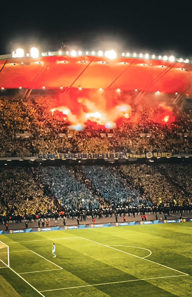 mehmetdmirr's tweet image. Yürekten savaşarak Süper Kupa’yı camiamıza kazandıran futbolcularımıza ve 90 dakika boyunca, bir saniye bile susmadan destek veren büyük Fenerbahçe Taraftarına sonsuz teşekkürler... Bu kupa, sahadaki emeğin ve tribündeki yüreğin ortak esiri, kazancıdır.

En büyük teşekkür ise..…