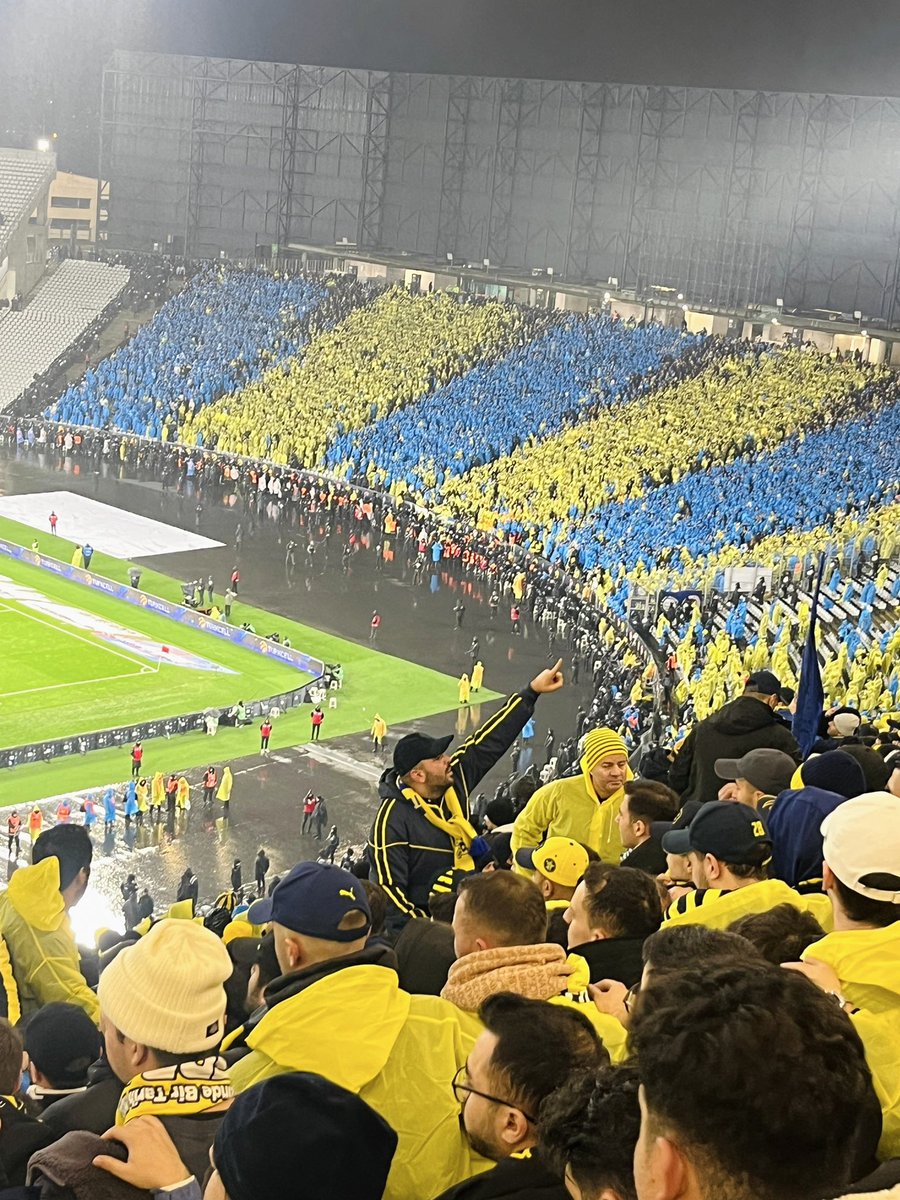 mehmetdmirr's tweet image. Yürekten savaşarak Süper Kupa’yı camiamıza kazandıran futbolcularımıza ve 90 dakika boyunca, bir saniye bile susmadan destek veren büyük Fenerbahçe Taraftarına sonsuz teşekkürler... Bu kupa, sahadaki emeğin ve tribündeki yüreğin ortak esiri, kazancıdır.

En büyük teşekkür ise..…