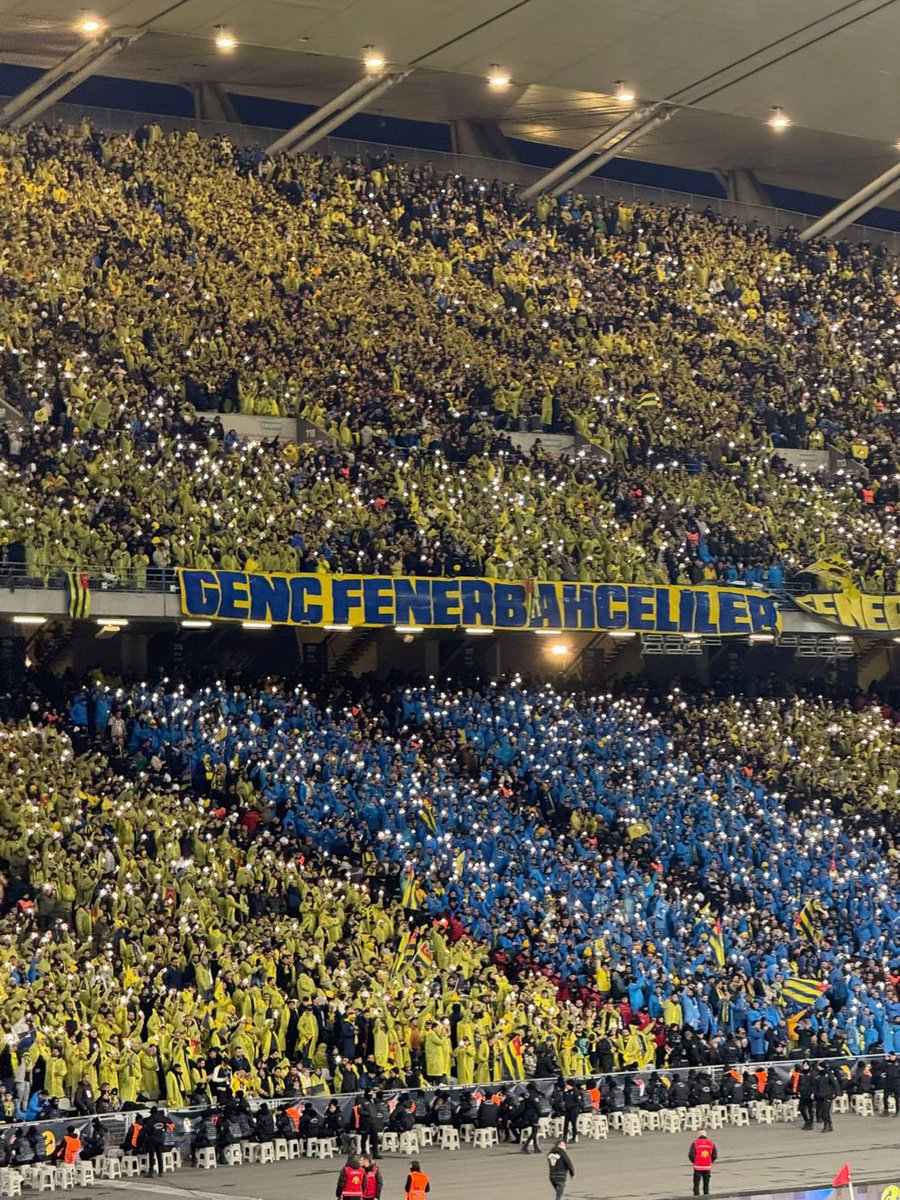 mehmetdmirr's tweet image. Yürekten savaşarak Süper Kupa’yı camiamıza kazandıran futbolcularımıza ve 90 dakika boyunca, bir saniye bile susmadan destek veren büyük Fenerbahçe Taraftarına sonsuz teşekkürler... Bu kupa, sahadaki emeğin ve tribündeki yüreğin ortak esiri, kazancıdır.

En büyük teşekkür ise..…