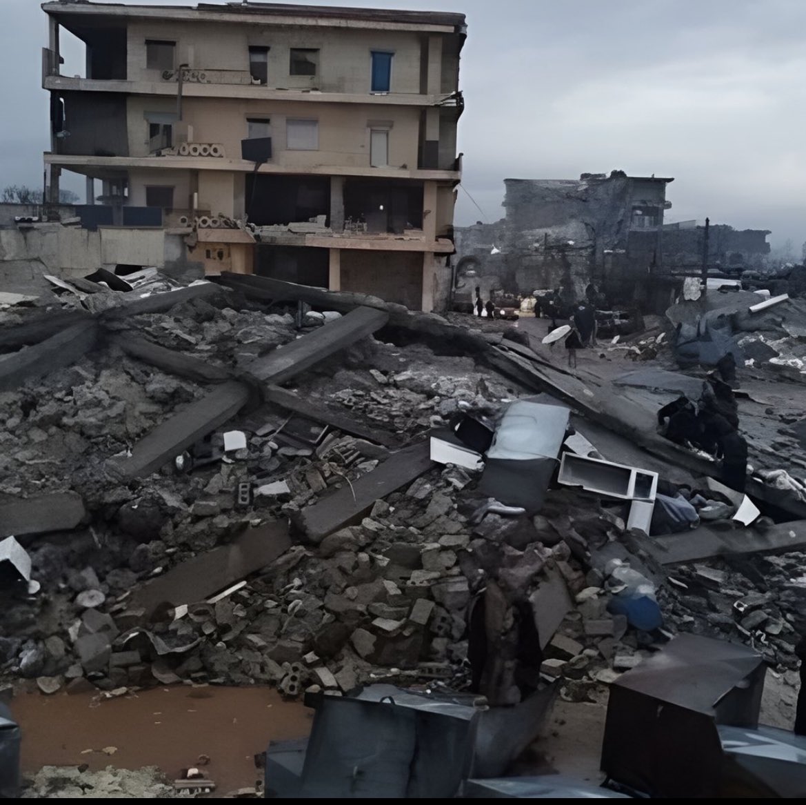 mhmtHDP's tweet photo. Uluslararası hukuk sadece güçlülerin çıkarına. çalışıyor Kürt kanı döküldüğünde 
Kurallar askıya alınıyor Suriye’de Kürtlere reva görülen bu vahşet denge istikrar ve jeopolitik yalanlarıyla örtülmeye çalışılıyor.
Bugün susanlar yarın bu suçun tarihsel sorumluluğundan kaçamıyacak. https://t.co/xTiuMDEdwC