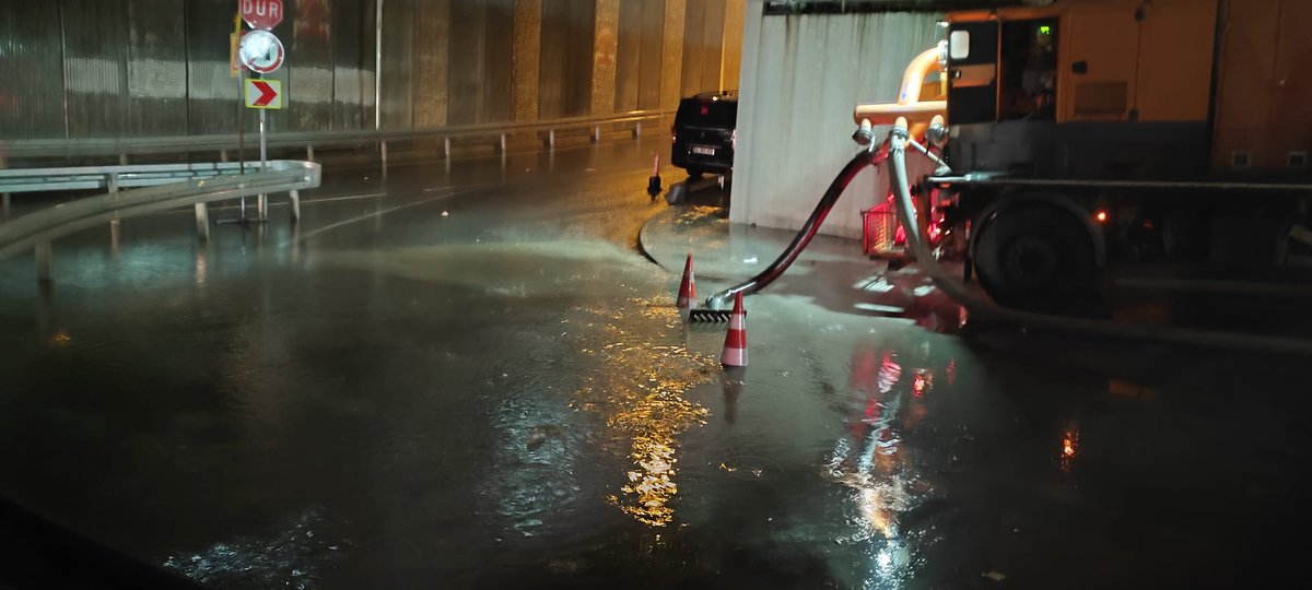 IbbYolYapim's tweet photo. ANLIK⛈️💧
📍 Fatih – Samatya Alt Geçidi
Şiddetli yağış nedeniyle oluşan su birikimine ekiplerimiz tarafından müdahale edilerek kombine araçlarımızla yağmur suyu ızgaraları temizlenerek su akışı yeniden sağlanmıştır. ✔️
@istanbulbld @ibbAkom #Fatih #Samatya
#YağmurSuyu #AltGeçit