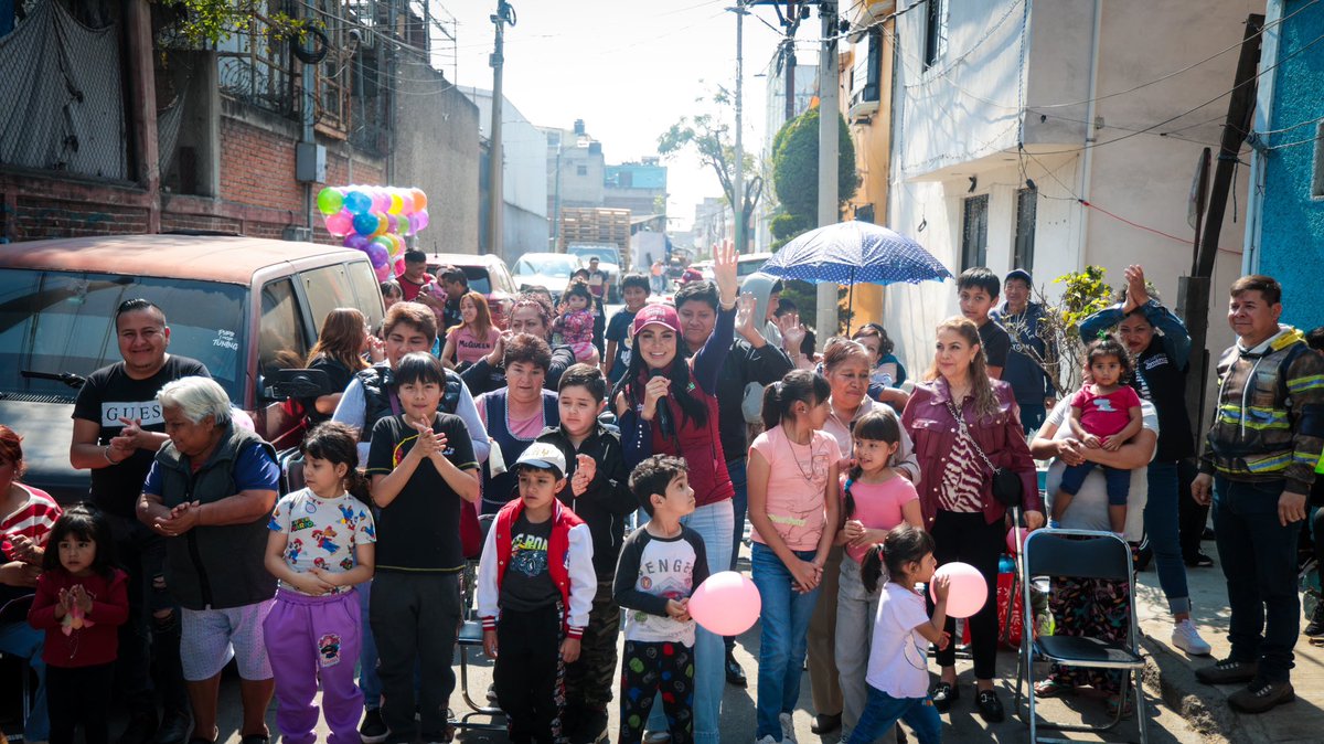 En Las Salinas nos reunimos con calma, compartiendo la rosca y el tiempo.
Un momento breve, pero lleno de alegría.

la comunidad no necesita grandes escenarios:
se reconoce cuando las personas se acercan, se escuchan y comparten.

Gracias a cada familia de Las Salinas por hacer