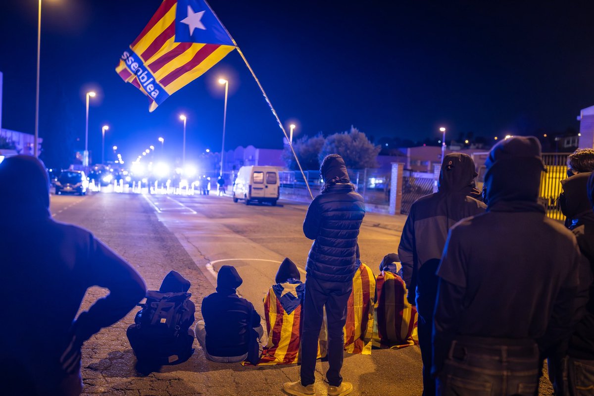 1/2 La normalització del nazifeixisme és un mal símptoma per a una societat que pretén ser democràtica. Avui, la resposta antifeixista a Sentmenat ha estat exemplar, tot i el lloc inhòspit de la suposada seu de NN que ha resultat ser una sala de festes llogada.