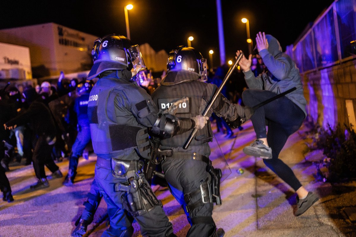 jordiborras's tweet image. 2/2 A destacar la nul·la presència policial visible davant de l’aplec neonazi, tot i assistir-hi coneguts i violents activistes amb penes de presó a l’esquena, i les càrregues molt dures contra manifestants antifeixistes. Totes les fotos per a l’@agenciaacn.