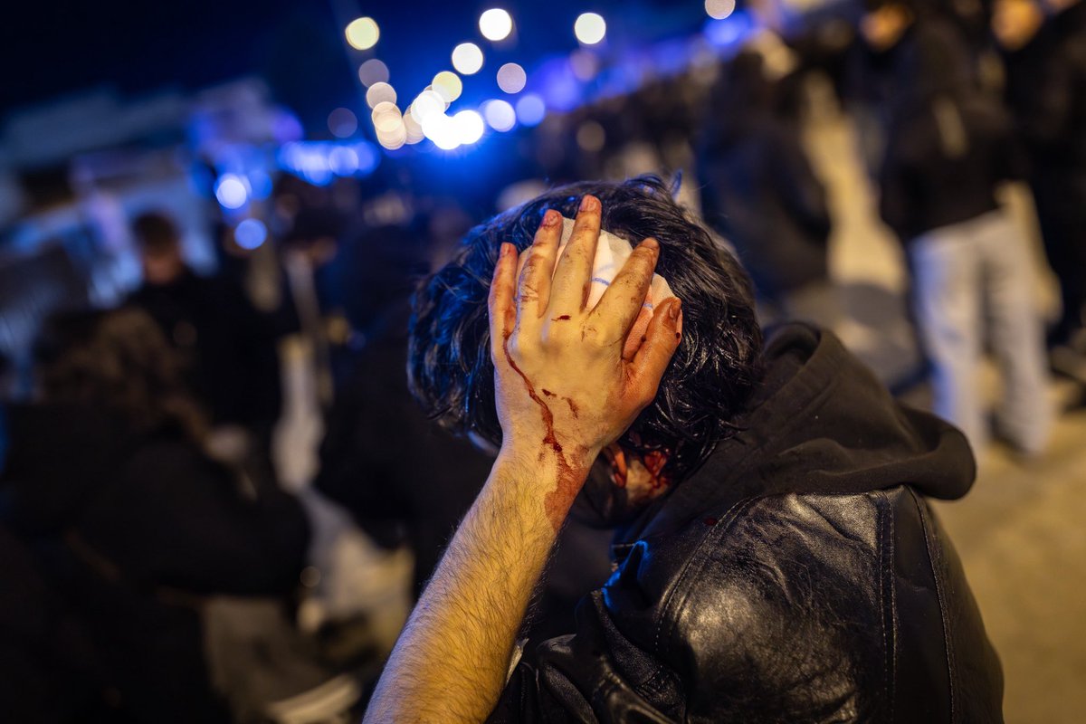 jordiborras's tweet image. 2/2 A destacar la nul·la presència policial visible davant de l’aplec neonazi, tot i assistir-hi coneguts i violents activistes amb penes de presó a l’esquena, i les càrregues molt dures contra manifestants antifeixistes. Totes les fotos per a l’@agenciaacn.
