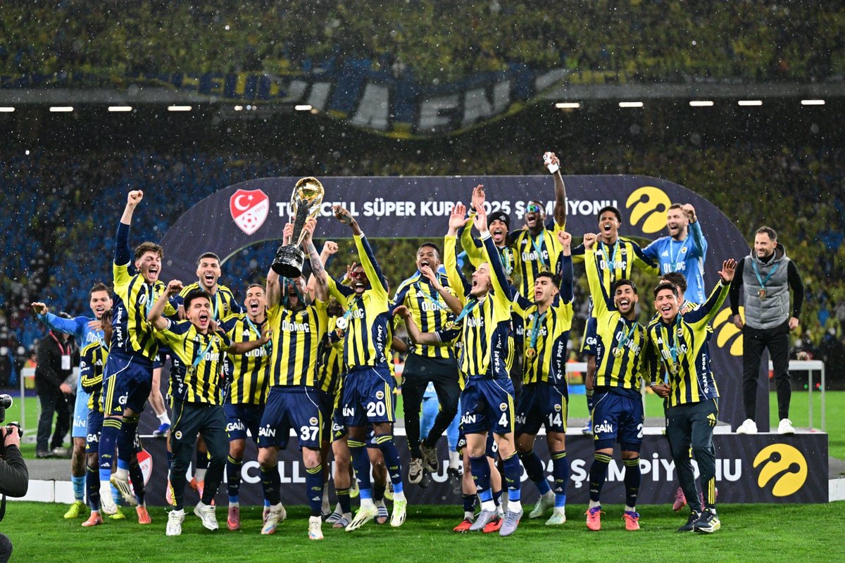 unigfborg's tweet image. KARANLIKLARA FENER OLDUK, AŞKINDAN YANIP TUTUŞURKEN.. #UNIGFB

İyi Geceler Büyük Fenerbahçe Taraftarı!