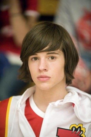 musictrendscol's tweet image. #EsTendencia: Matt Prokop, conocido por su papel en "High School Musical 3", fue detenido en Texas por cargos de pornografía infantil y agresión con agravante. El arresto del actor de 35 años se produce años después de las acusaciones de abuso presentadas por la actriz Sarah…