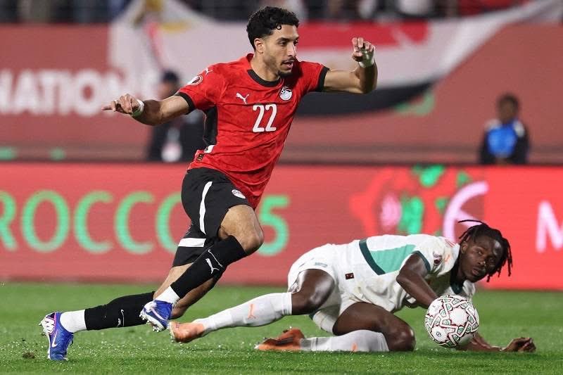 بالأربعة والتلاتة وإللي عنده عاج يعدلوا