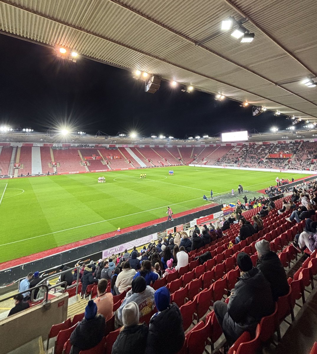 A Great turn out of #Pompey Fans today! 👏