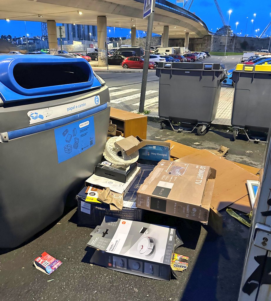 sector7_coruna's tweet image. 😤 ¿Esto es reciclar? ¿Esto es aportar el granito de arena? Q está el contenedor vacío y la tapa azul se abre para cajas más anchas q la ranura.
😤 El cartón mojado no vale xa nada a la hora de reciclar!!!! 
😑 Así os coma la 💩 a algunos, en serio.
#coruña #someso #recintoferial