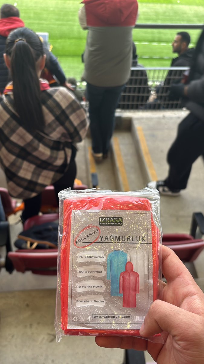 Emirthemachinee's tweet image. Taraftara forma dediniz aldı, durumu olmayan taraftar bile destek olsun diye alabildiğini, aldı hiçbir koşulda hiçbir şekilde seni yalnız bırakmadı taraftar ve sen taraftarına bu ucuz poşeti reva gördün ve mağlubiyet yaşatarak başını öne eğdirdin. @abdullahkavukcu @GalatasaraySK